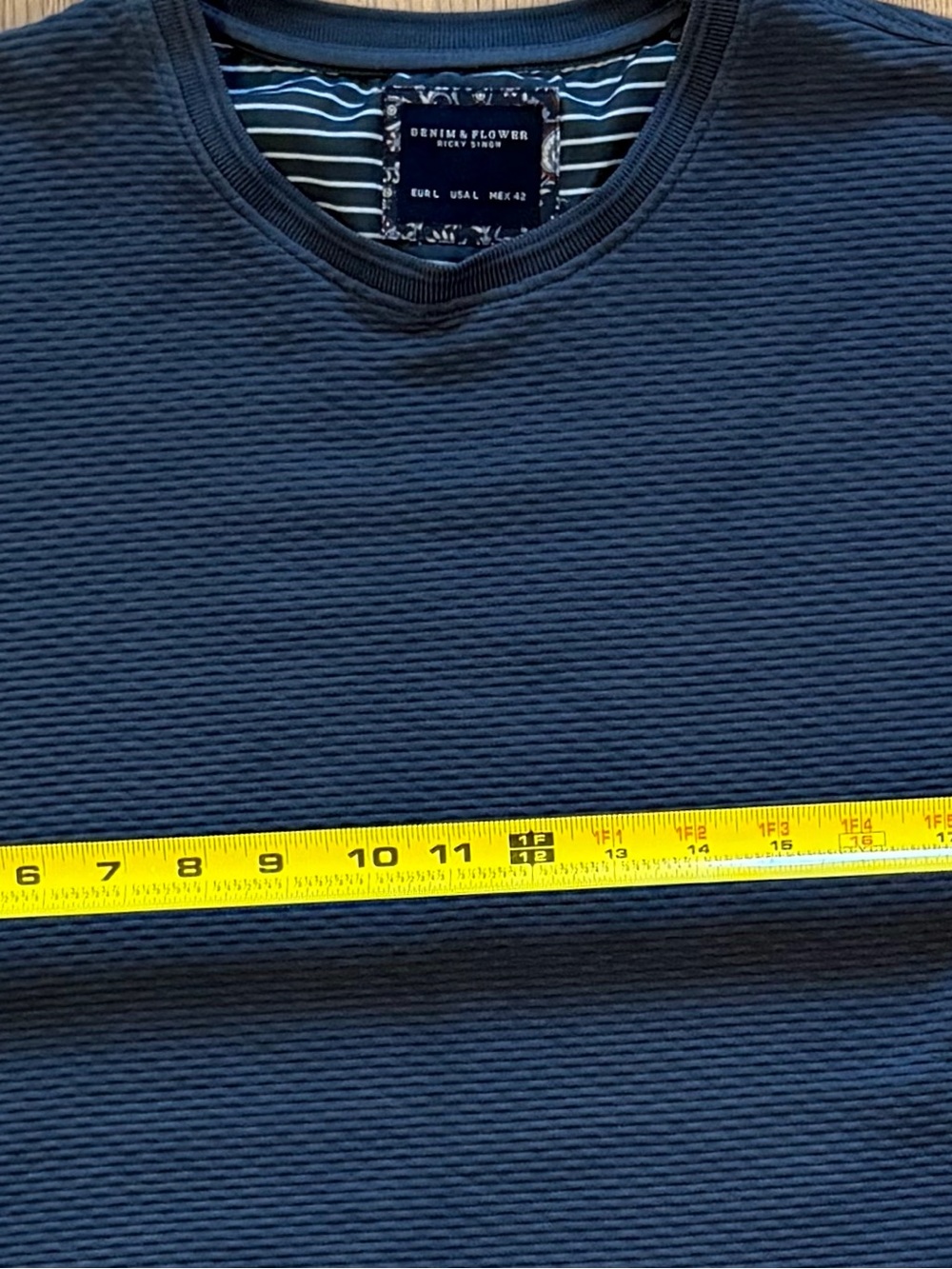 Denim & Flower Ricky Singh Textured Navy V-Neck T-Shirt Men’s Large - Picture 11 of 14